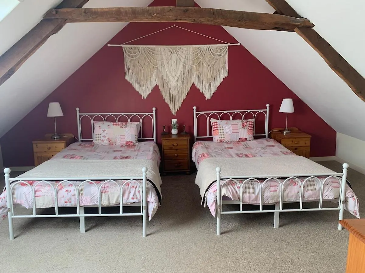 Brittany Countryside Retreat 3 Bedrooms Sleeps 6 Pet Friendly Heated Swimming Pool Free Wifi Plouguenast-Langast 公寓