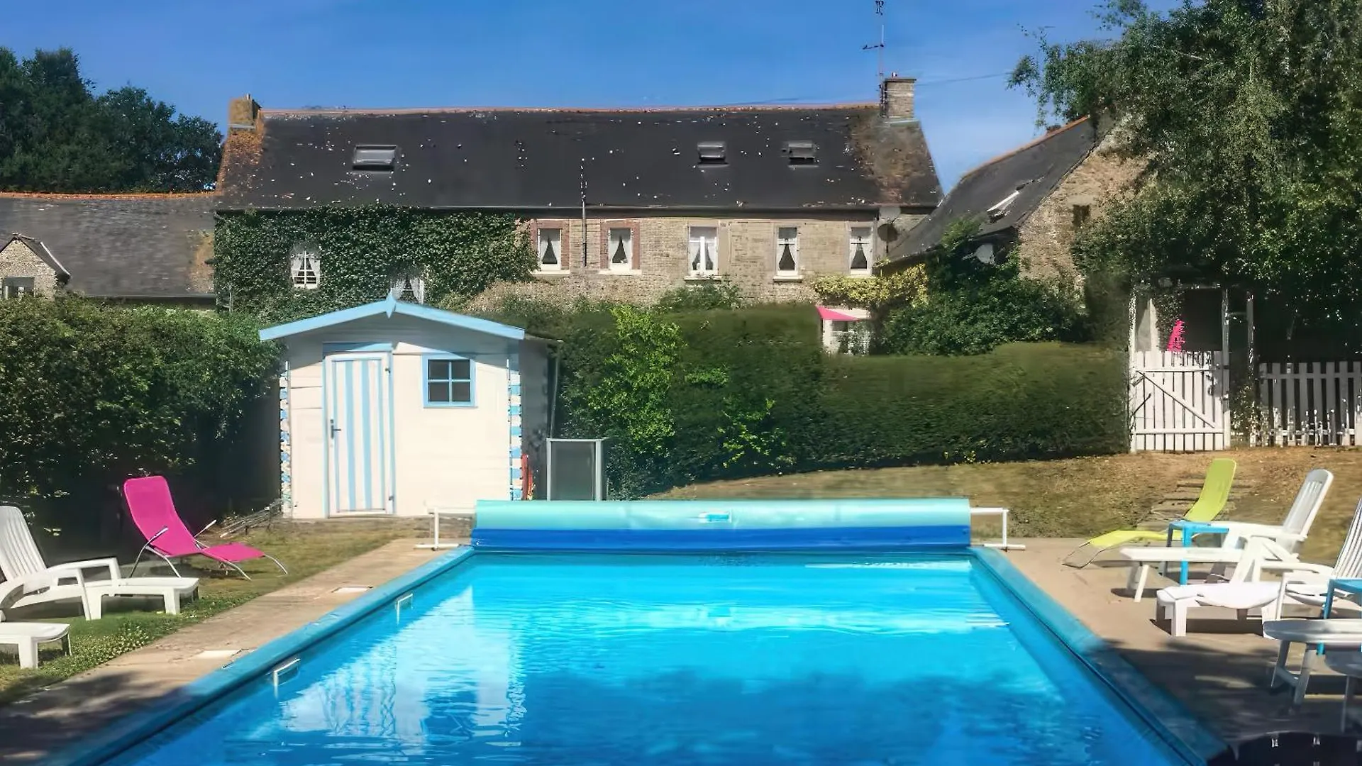 Brittany Countryside Retreat 3 Bedrooms Sleeps 6 Pet Friendly Heated Swimming Pool Free Wifi Plouguenast-Langast